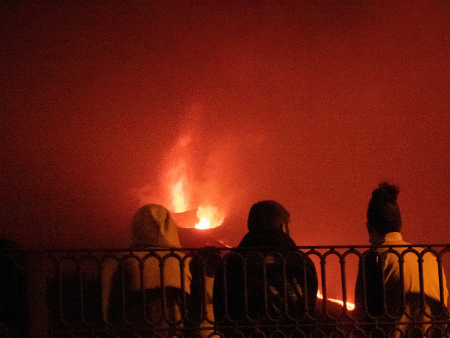 El cono del volcán de La Palma sufre un derrumbe parcial y las coladas causan nuevos daños