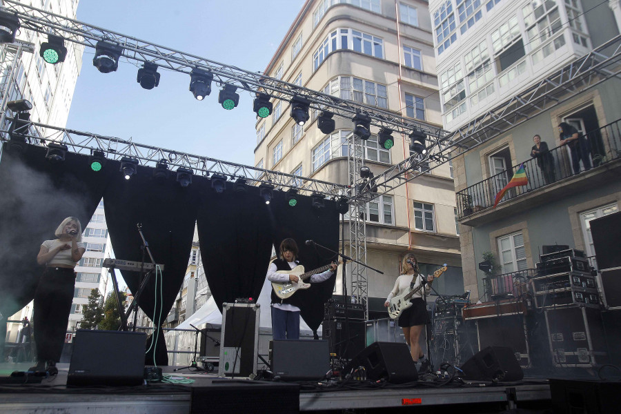 Las calles recuperan el ambiente festivo con música y cultura