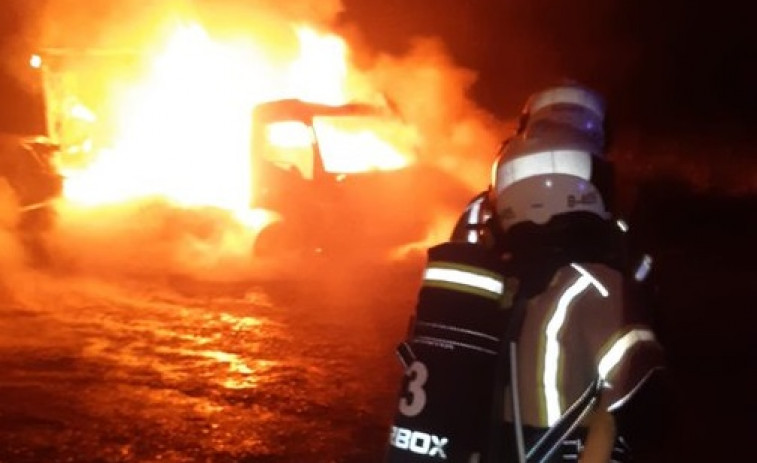 Los bomberos sofocan un incendio en un camión durante la madrugada del sábado