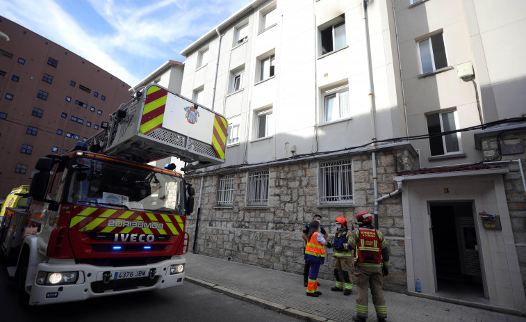 Los Bomberos extinguen un incendio doméstico en una casa de la calle de María Luz Morales