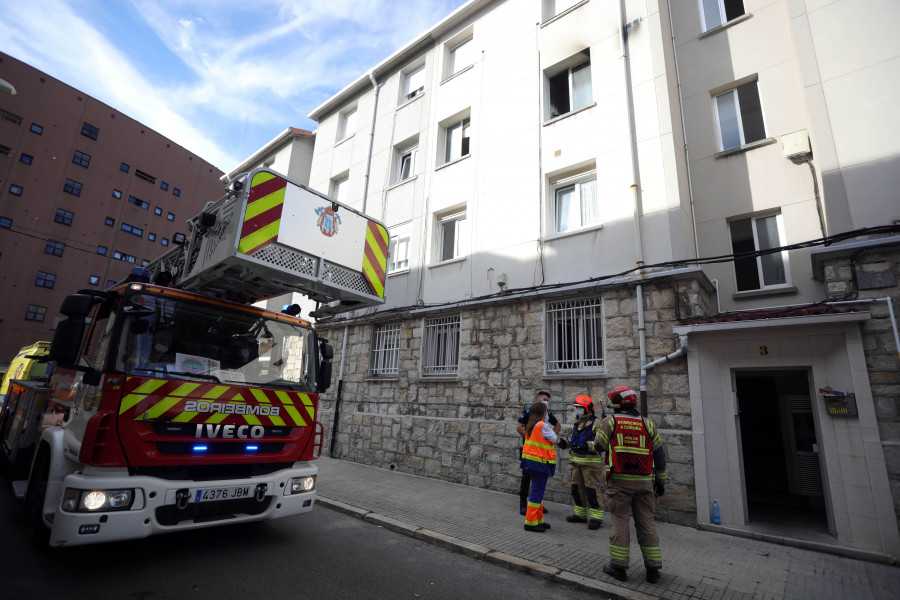 Los Bomberos extinguen un incendio doméstico en una casa de la calle de María Luz Morales