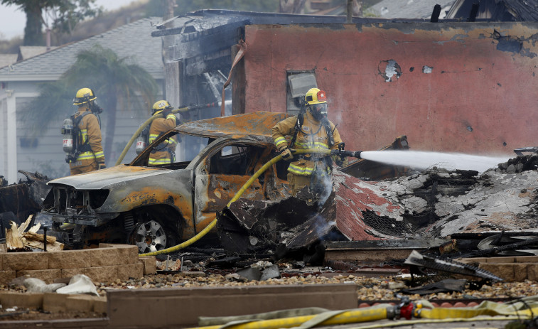 Al menos dos fallecidos al estrellarse una avioneta contra edificios de viviendas en California, Estados Unidos