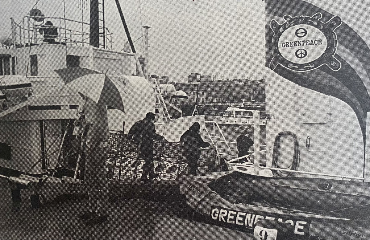 Barco Sirius de Greenpeace en A Coruña en 1996