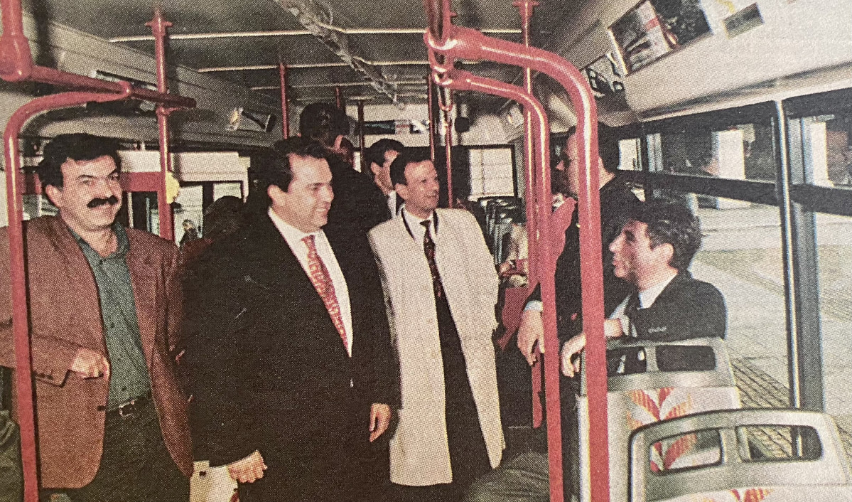 Tello, Prada, Vu00e1zquez en los buses nuevos de Tranvu00edas en 1996
