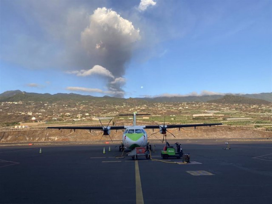 La nube de ceniza obliga a cancelar 16 vuelos en el aeropuerto de La Palma, que se mantiene operativo