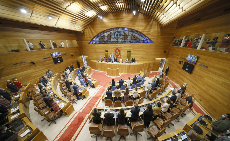 Cuarenta años de las primeras elecciones al Parlamento: diputados sin despacho y cenicero en el escaño