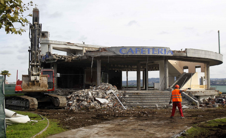 Los sadenses siguen con expectación las tareas de demolición de El Náutico