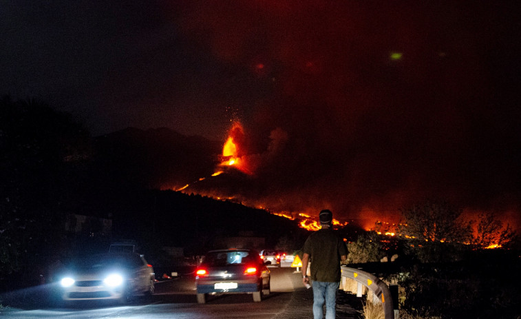 Las coladas de lava que emite el volcán de La Palma logran llegar hasta La Laguna