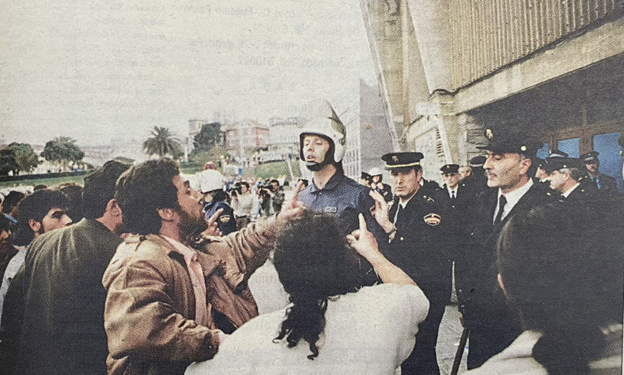 Hace 25 años: Un incendio desaloja a los vecinos de O Portiño del pabellón de Riazor