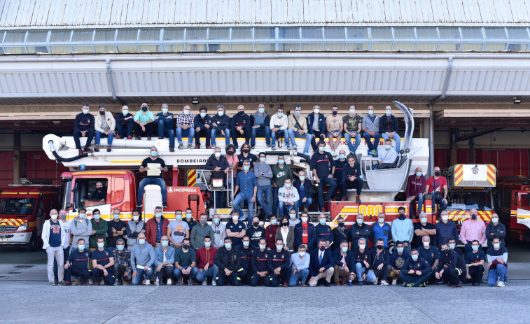 Los Bomberos coruñeses reciben una distinción por el trabajo realizado durante la pandemia