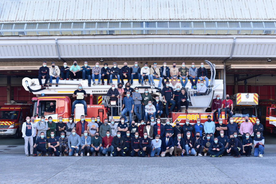 Los Bomberos coruñeses reciben una distinción por el trabajo realizado durante la pandemia