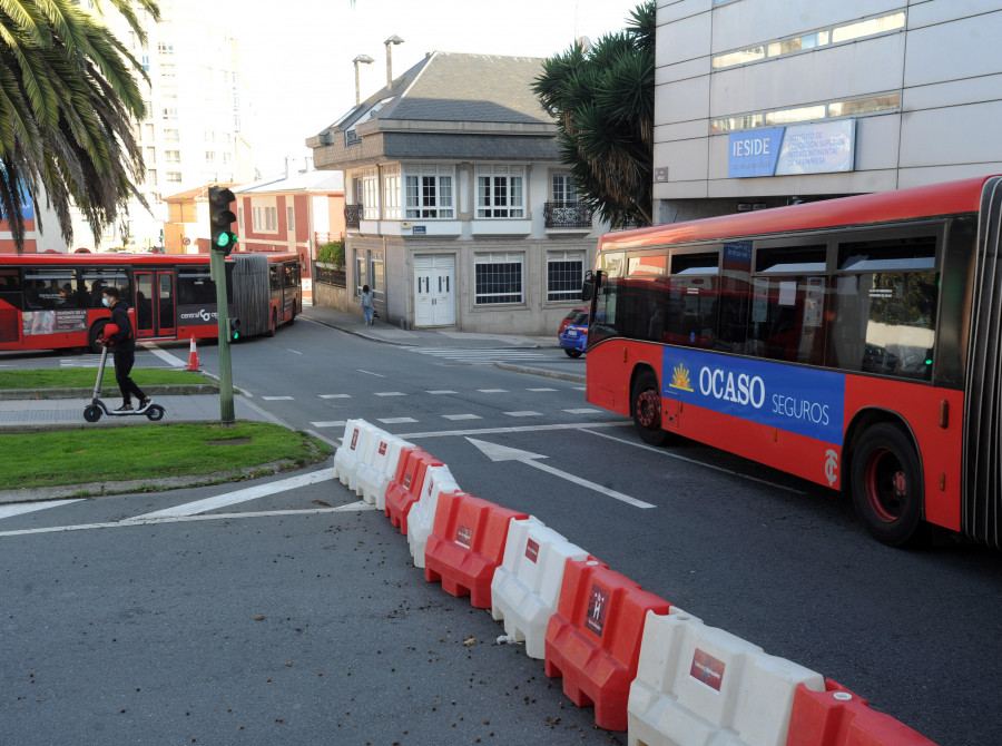 Los vecinos de Os Mallos denuncian retrasos en el bus por las obras de la avenida de Arteixo