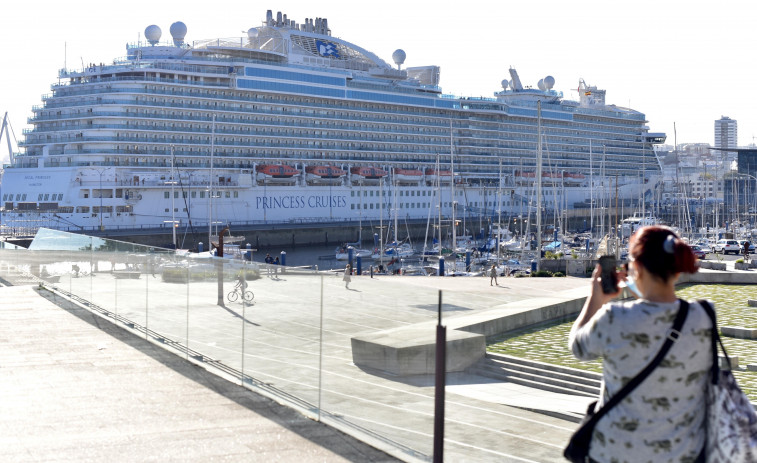 A Coruña recibe a más de 4.700 viajeros en la escala de los cruceros “Artania” y “Regal Princess”