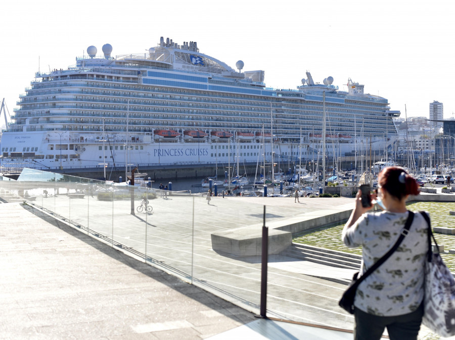 A Coruña recibe a más de 4.700 viajeros en la escala de los cruceros “Artania” y “Regal Princess”