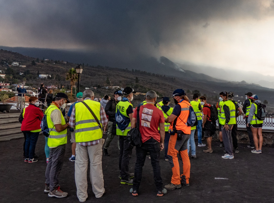 La colada tres sigue destruyendo viviendas e invernaderos en avance hacia el mar en La Palma