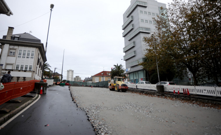 Los trabajos en la avenida de Arteixo avanzan con uno de los extremos ya rellenado