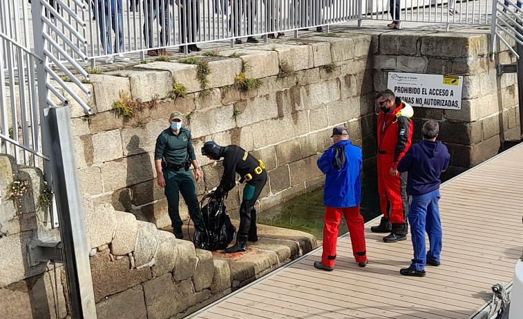 La Guardia Civil inspecciona los barcos de la dársena en busca de nasas ilegales