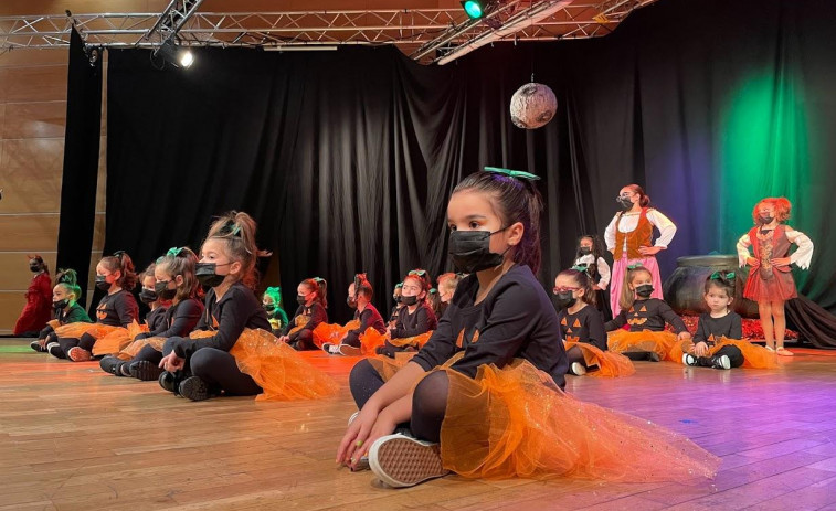 Éxito del “Baile de Halloween” de la Escuela Carmen López en la Casa da Cultura de Sada