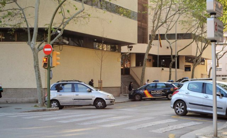 Ascienden a 12 los pasajeros detenidos del avión que aterrizó de emergencia en el aeropuerto de Palma