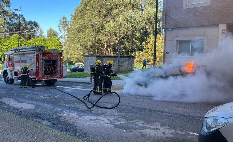 Investigan el origen del virulento incendio que calcinó un coche aparcado en una calle de Cambre