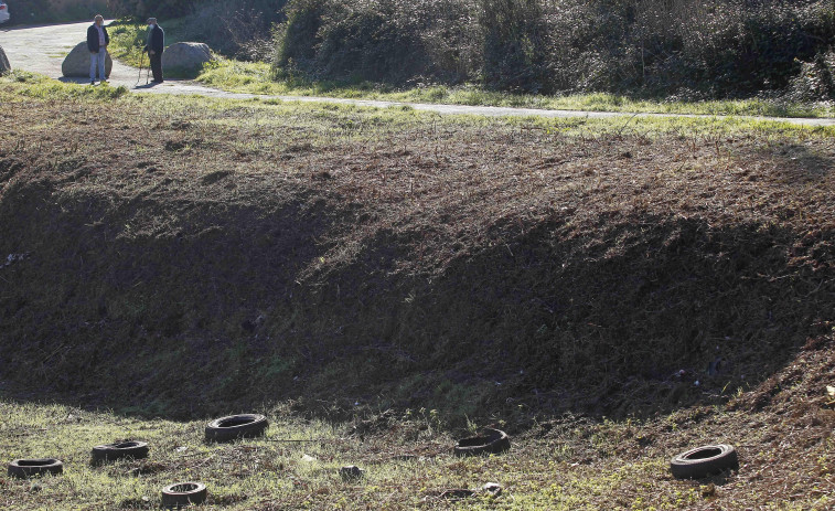 Los vecinos del Ventorrillo denuncian la presencia de un “estercolero” en la zona de As Regas