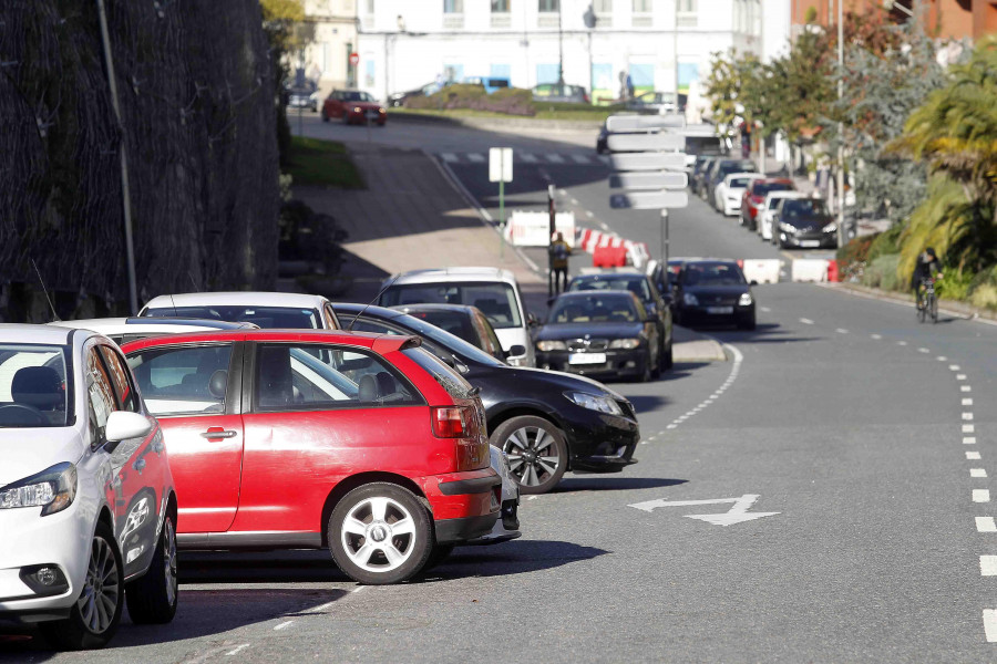 La avenida de Arteixo se convierte en un estacionamiento irregular