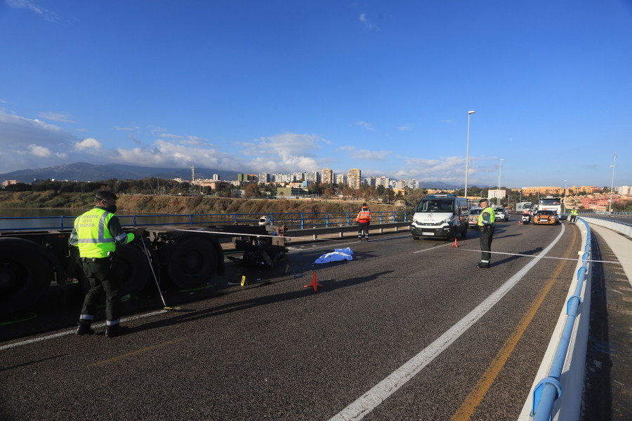 Muere un motorista al chocar con un camión retenido por la huelga del metal