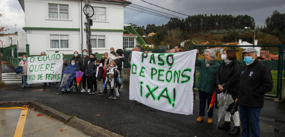 Vecinos de O Couto, en Dorneda, reclaman un paso de peatones en un cruce de alta peligrosidad