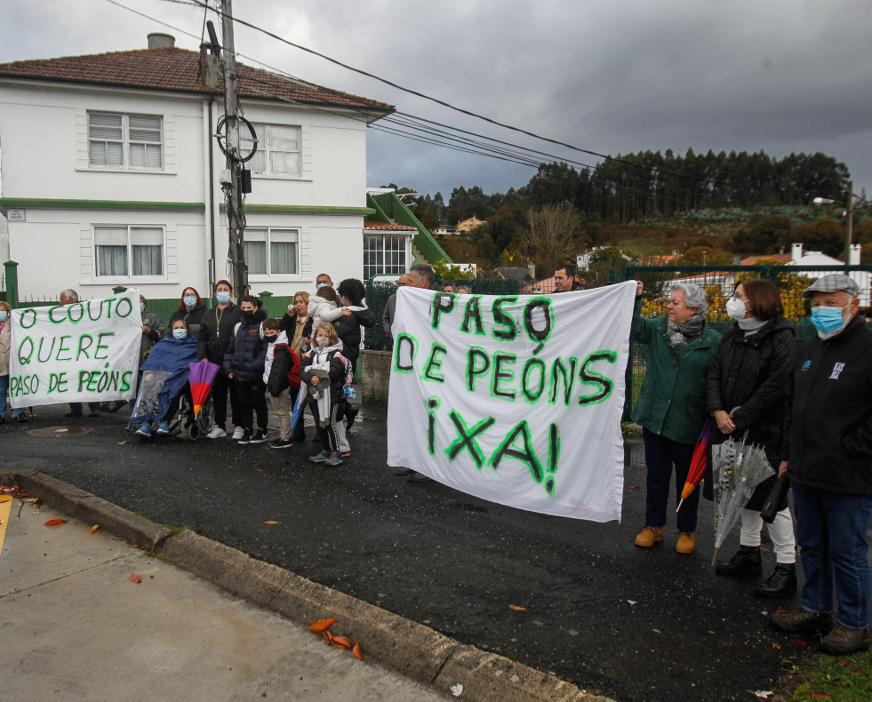 Vecinos de O Couto manifestándose