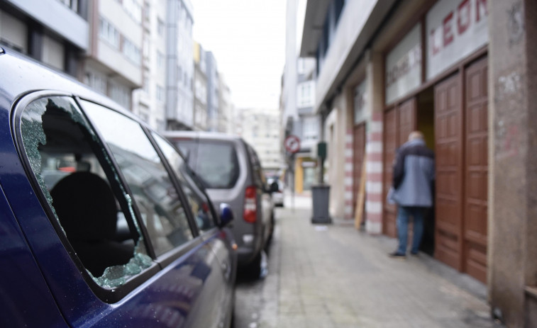 Roban en la taberna Cacabelos del Agra do Orzán con un gato sustraído de un coche