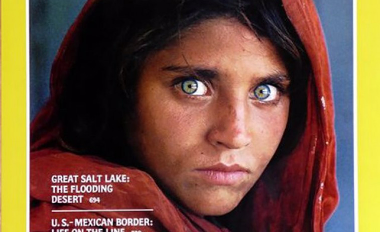 Italia concede asilo a Sharbat Gula, la 'niña afgana' que fue portada de 'National Geographic' en 1985