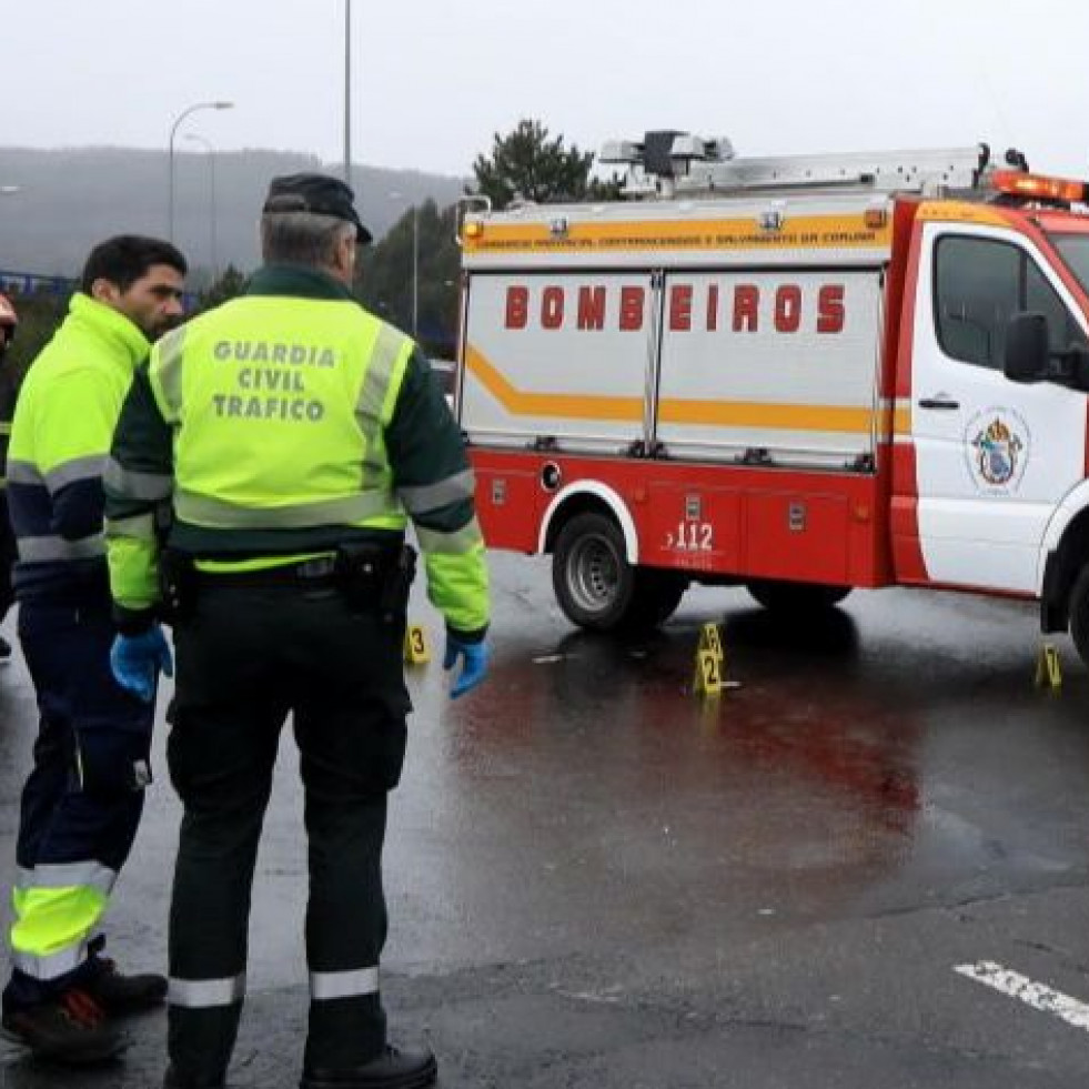 Un hombre de avanzada edad da positivo en alcohol traer caer con su coche por un desnivel en A Ermida