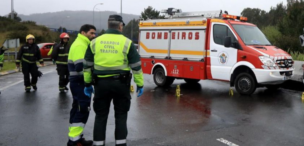 Un hombre de avanzada edad da positivo en alcohol traer caer con su coche por un desnivel en A Ermida