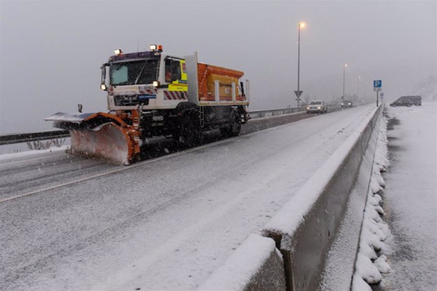 La DGT insta a los que se encuentren en la mitad norte de España a adelantar su regreso ante las nevadas del miércoles