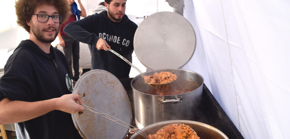 Oleiros celebra las Festas  de Santaia de Liáns en la plaza de Esther Pita de Santa Cruz