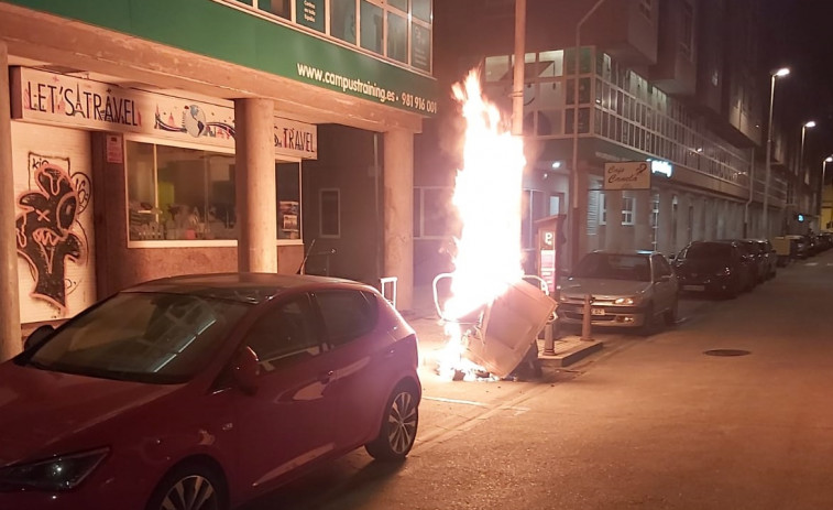 Incendian dos contenedores en la calle de Comandante Fontanes