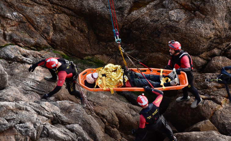 Rescatan a un hombre tras caer desde diez metros a las rocas frente a la Domus