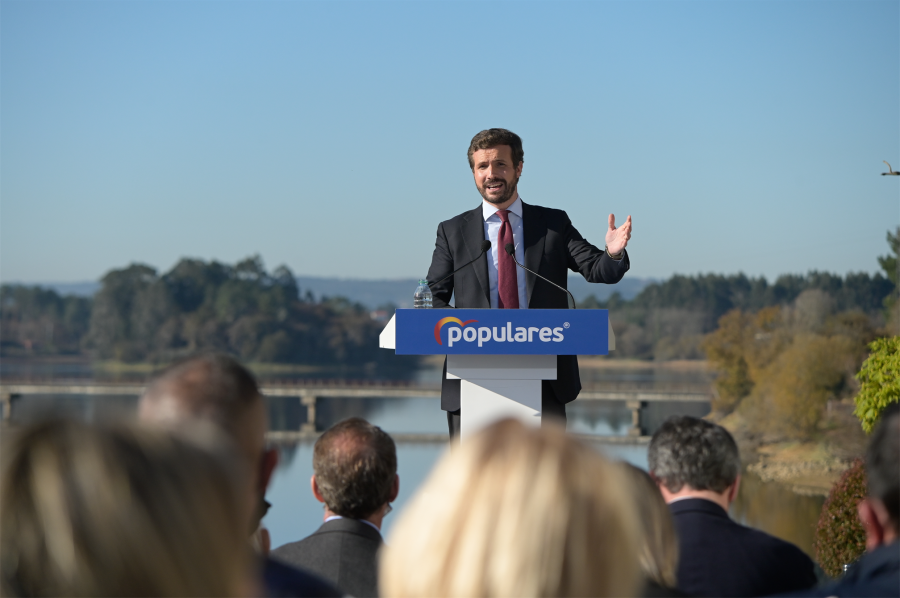 Pablo Casado arremete en Galicia contra Calviño, a la que llama "defraudadora fiscal"