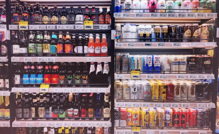 Investigan la relación entre el consumo de alcohol y la miopía