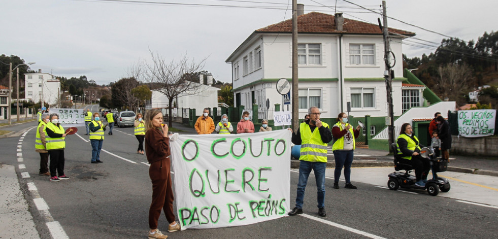 Los vecinos cortan el tráfico en O Couto para pedir pasos de peatones