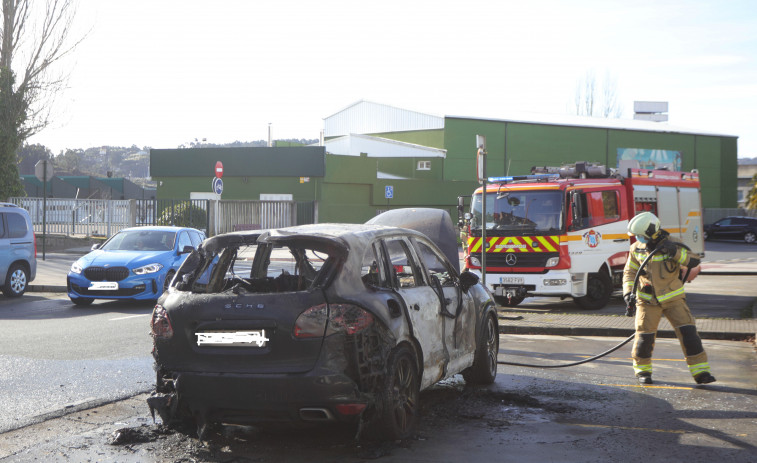 Arde un vehículo en el Polígono de A Grela