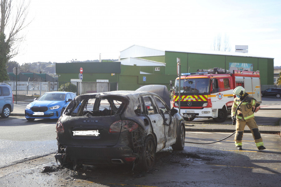 Arde un vehículo en el Polígono de A Grela