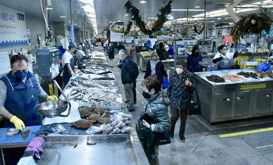 Los placeros de la plaza de Lugo perciben una menor afluencia en el mercado durante las fiestas