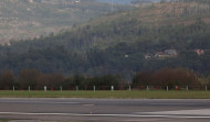 El aeropuerto de Vigo, inoperativo por un socavón en la pista, podría reabrir el próximo lunes