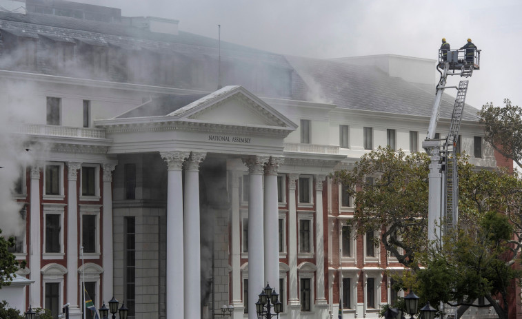 Detienen a un sospechoso por el incendio que se declaró en el parlamento sudafricano