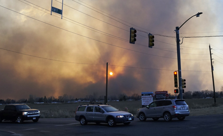 Tres desaparecidos y mil casas destruidas tras violentos incendios en Colorado