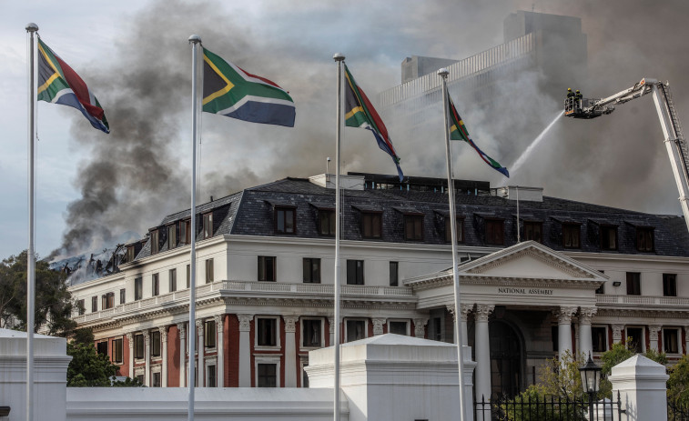 Acusado de posesión de explosivos el sospechoso de haber prendido fuego en el Parlamento de Sudáfrica