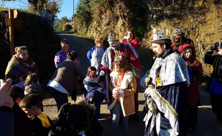 Carral mantiene su cabalgata sin recepción real y en Abegondo los Magos viajarán en coche clásico