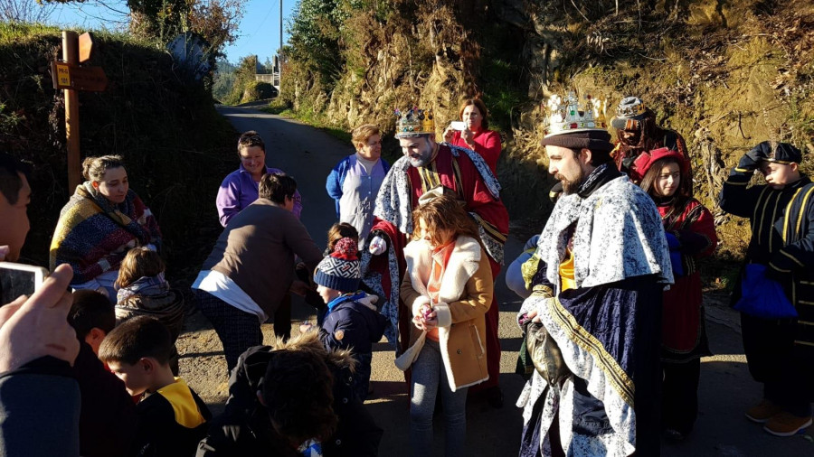 Carral mantiene su cabalgata sin recepción real y en Abegondo los Magos viajarán en coche clásico