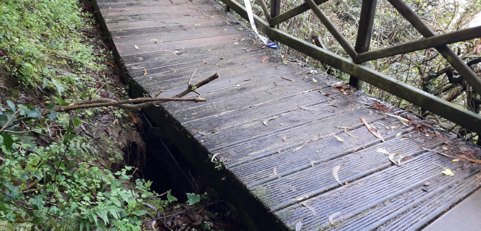 Oleiros cierra un tramo de su paseo por un desprendimiento de tierra debido a las lluvias